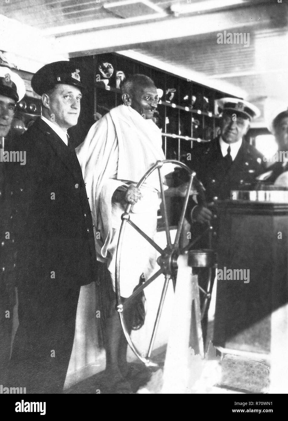 Mahatma Gandhi guida la SS Pilsna in India, dicembre 1931. Foto Stock