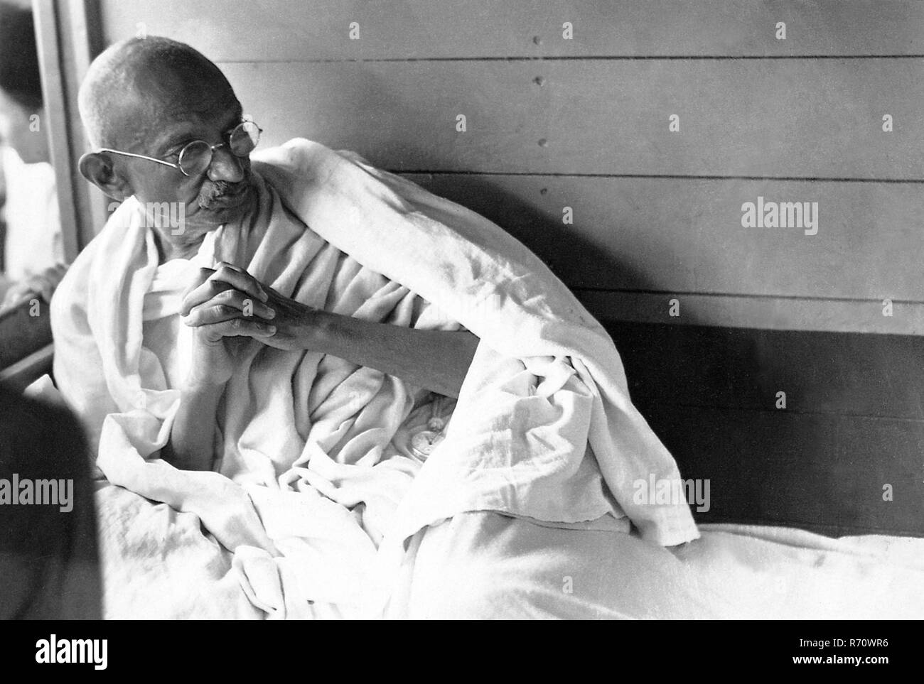 Mahatma Gandhi seduto nel compartimento del treno durante il suo tour Harijan a Gujarat, India, luglio 1934, vecchia immagine del 1900 Foto Stock