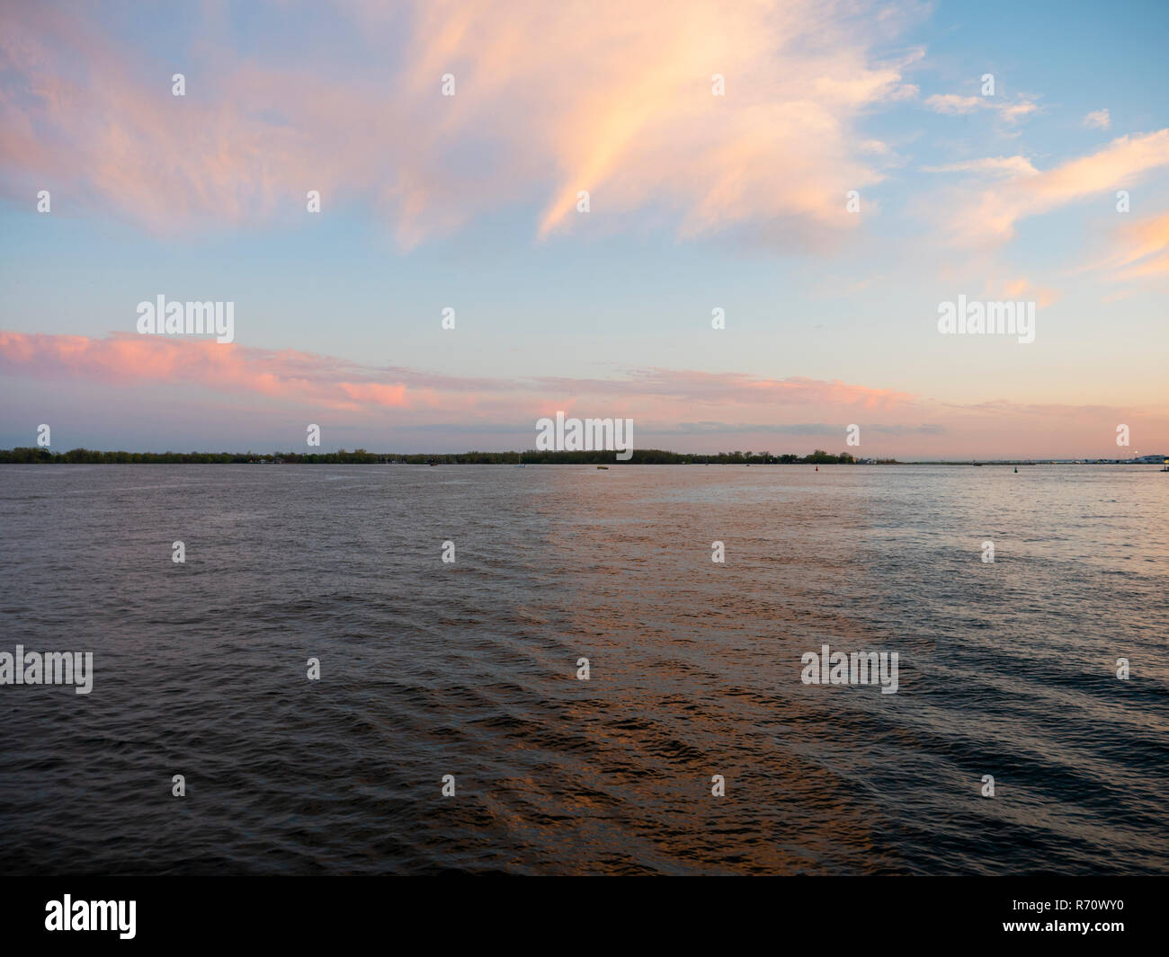 Colorato tramonto sul lago Foto Stock