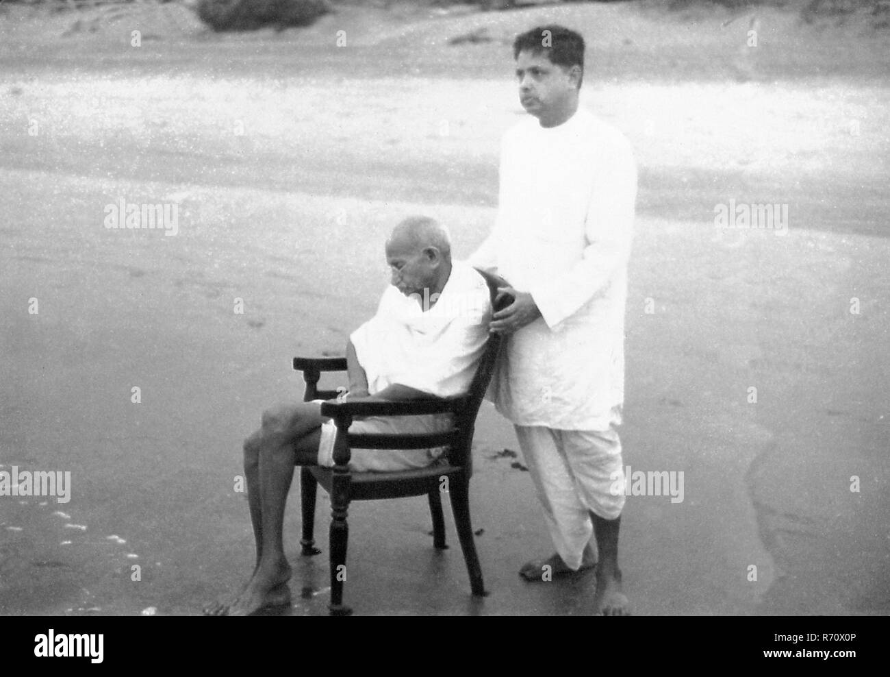 Mahatma Gandhi con suo figlio Devdas a Juhu Beach, Bombay, Mumbai, Maharashtra, India, Maggio 1944, vecchia immagine del 1900 vintage Foto Stock