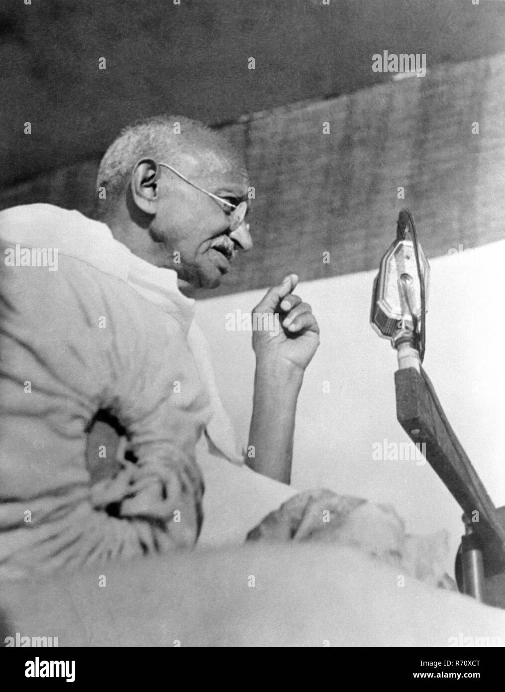 Mahatma Gandhi che parla in un microfono ad una riunione di massa nel Bengala occidentale, India, 1945, vecchio quadro del 1900 dell'annata Foto Stock