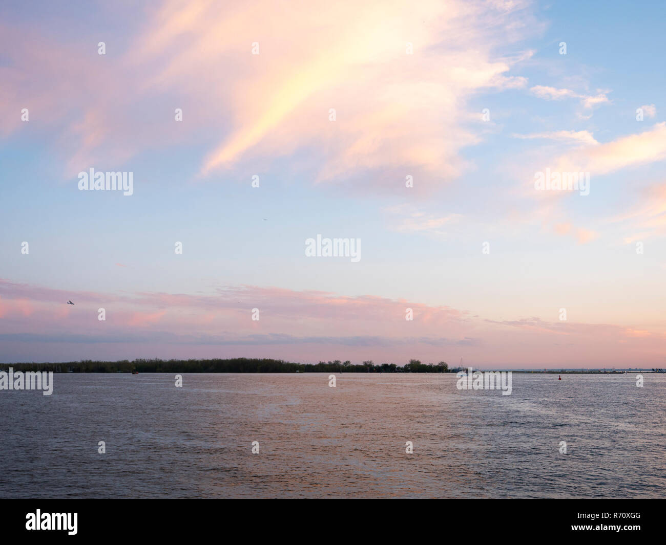 Colorato tramonto sul lago Foto Stock