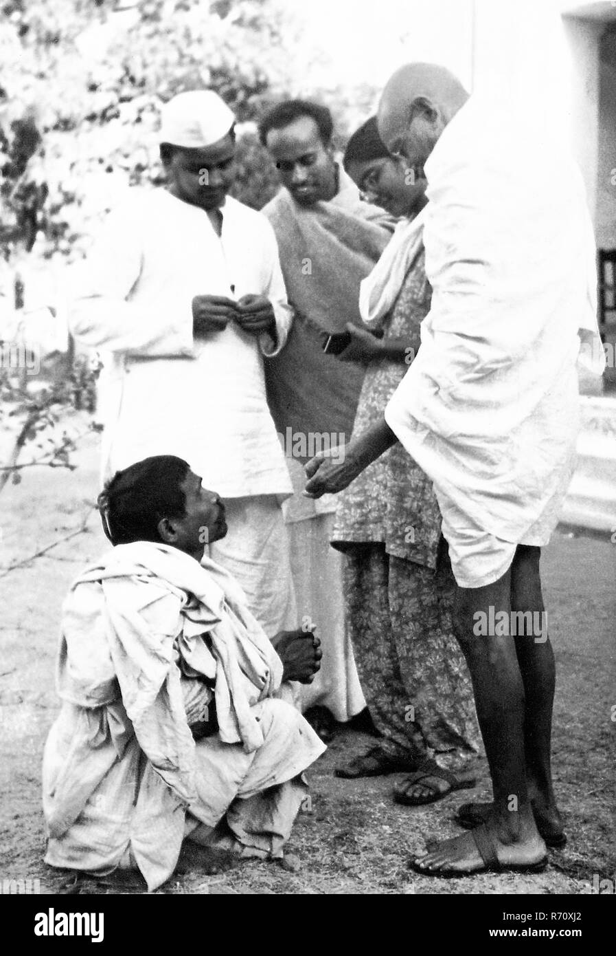 Mahatma Gandhi che parla con un abitante di un villaggio cieco a Bihar, India, marzo 1947, vecchia immagine del 1900 Foto Stock