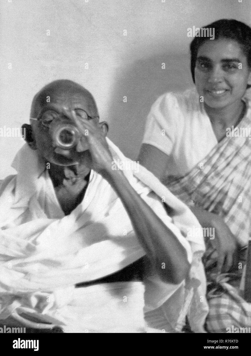 Mahatma Gandhi ha spezzato il suo ultimo digiuno a Birla House, Nuova Delhi, India, 18 gennaio 1948, vecchia immagine del 1900 vintage Foto Stock