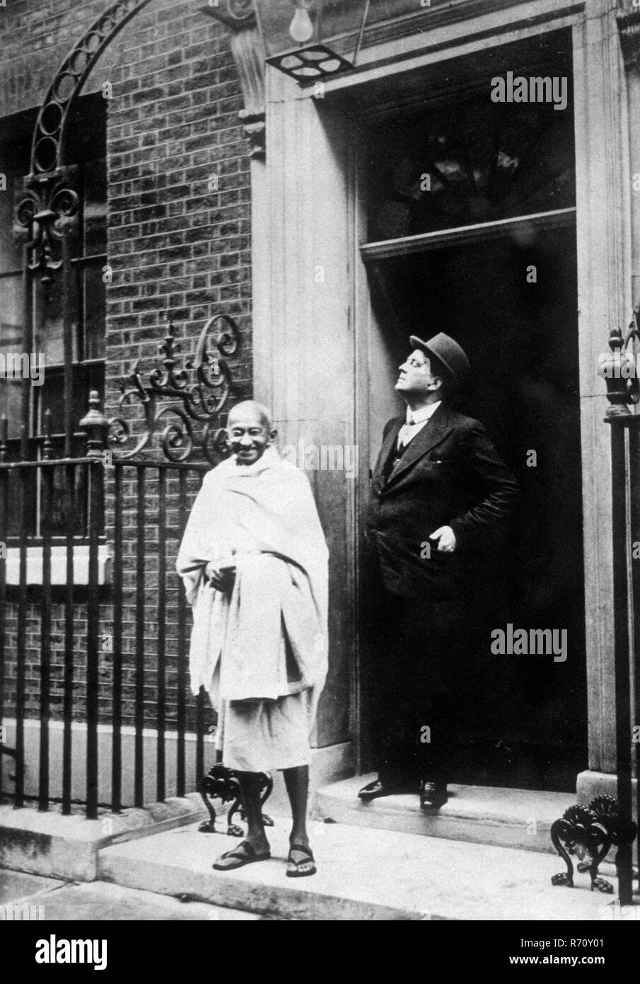 Mahatma Gandhi fuori 10 Downing Street, Londra, Inghilterra, Regno Unito, Regno Unito, Foto Stock