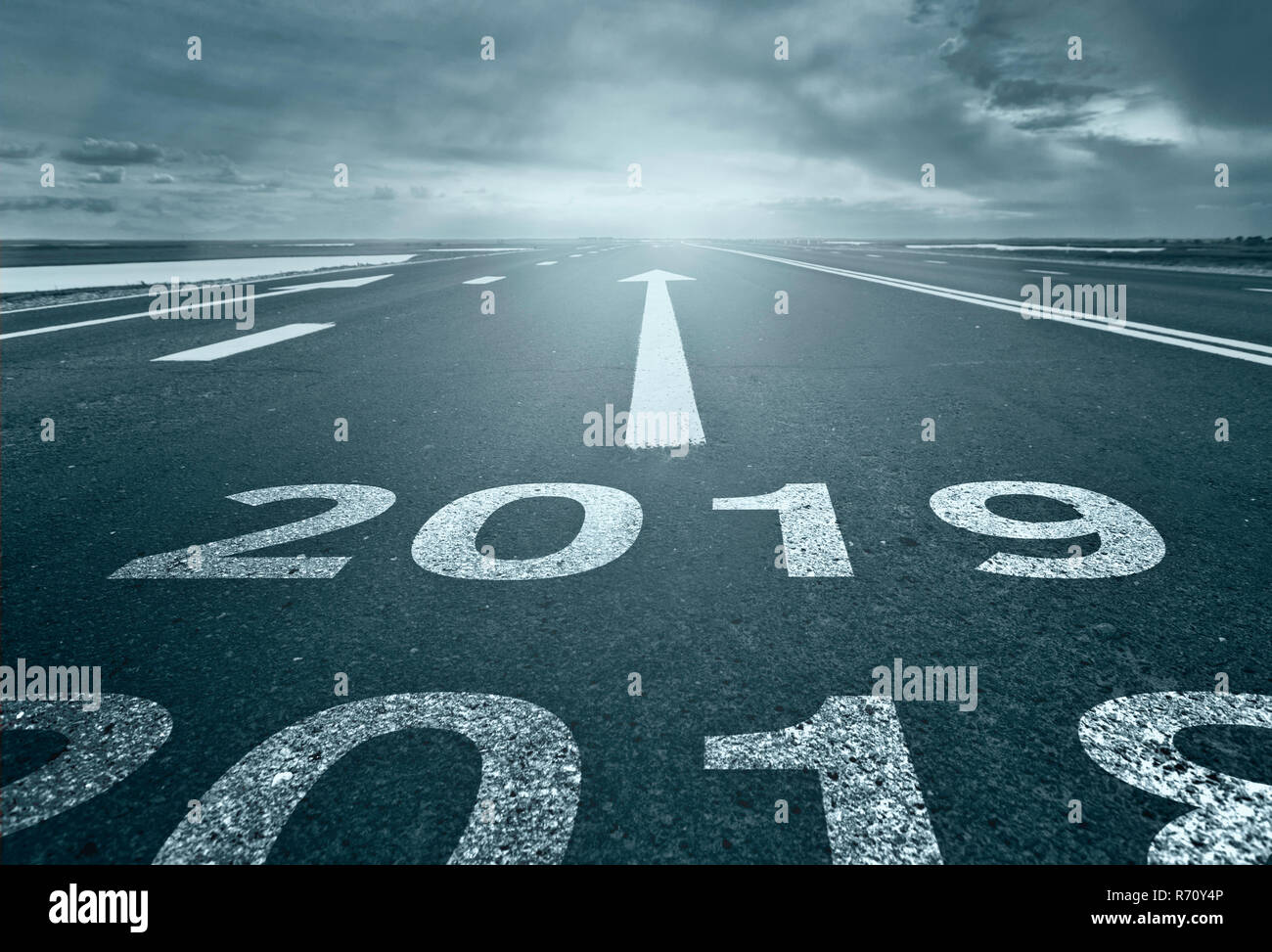 Strada nel deserto con la scritta 2018 2019. Concetto di uscire vecchio anno e nuovi obiettivi. Foto Stock