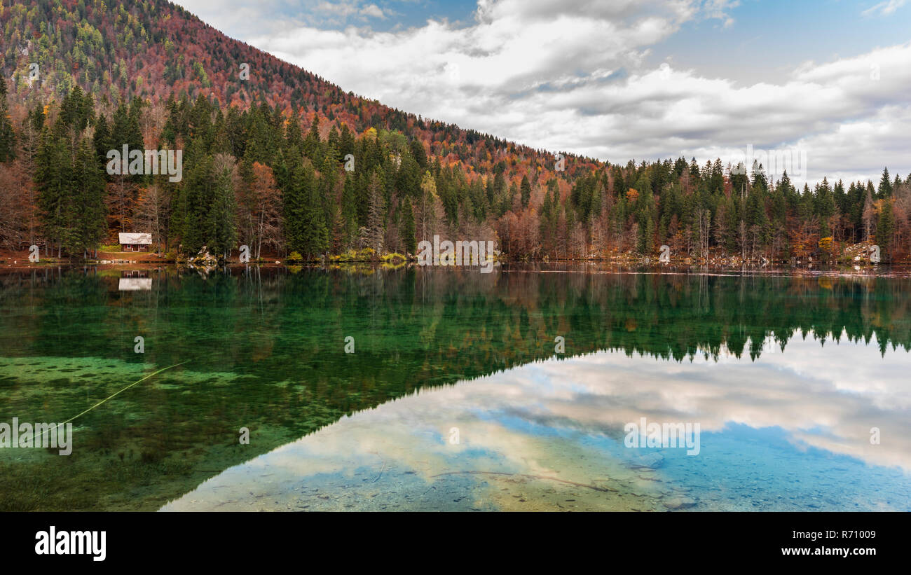 Tarvisio. Lago Inferiore di Fusine. Autunno di riflessioni e di emozioni. Foto Stock