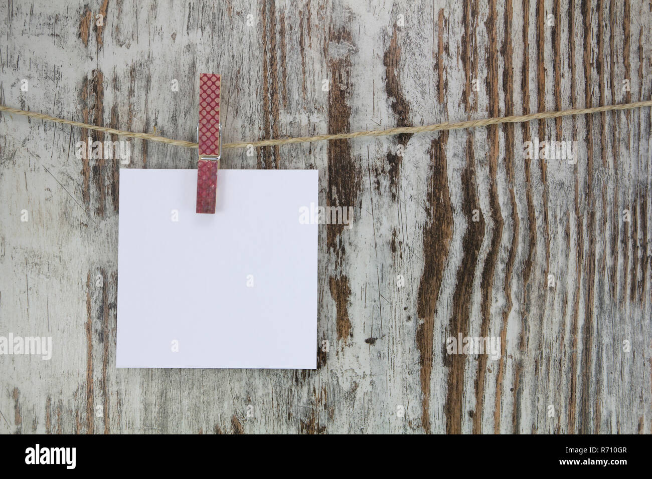 Nota vuota appeso con un clothespin, in uno sfondo di legno Foto Stock