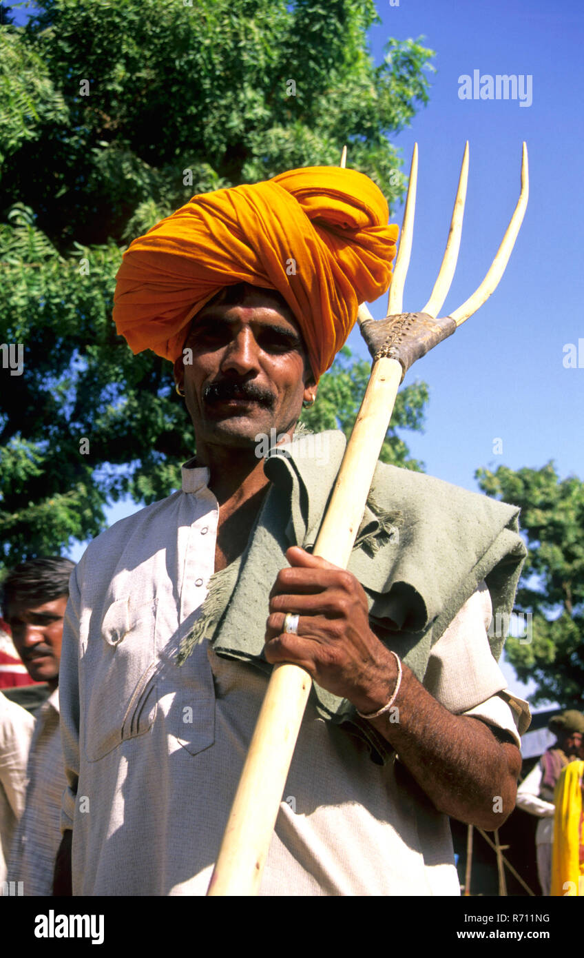 Giallo turbaned uomo con capocorda a forcella a Pushkar Mela Foto Stock
