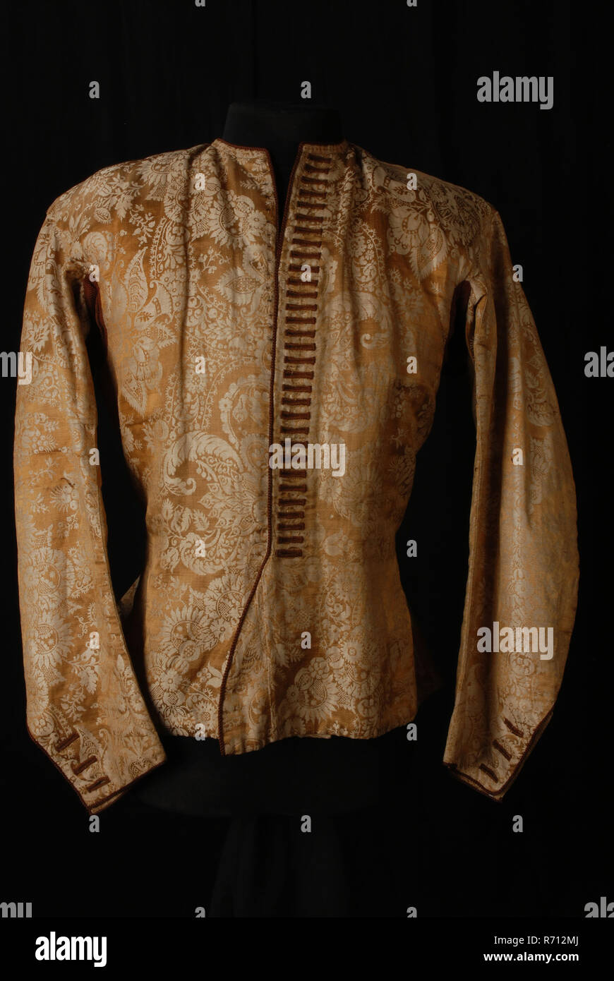 Giubbotto uomo in oro-beige semi-damasco di seta o Brocade con pattern di fiori e arabeschi rifinito con cavo marrone, 31 pulsanti, gilet cappotti uomini vestiti di seta spalla di damasco, manicotto, alla cintura, inferiore 47uomo tessile gonna abito Foto Stock