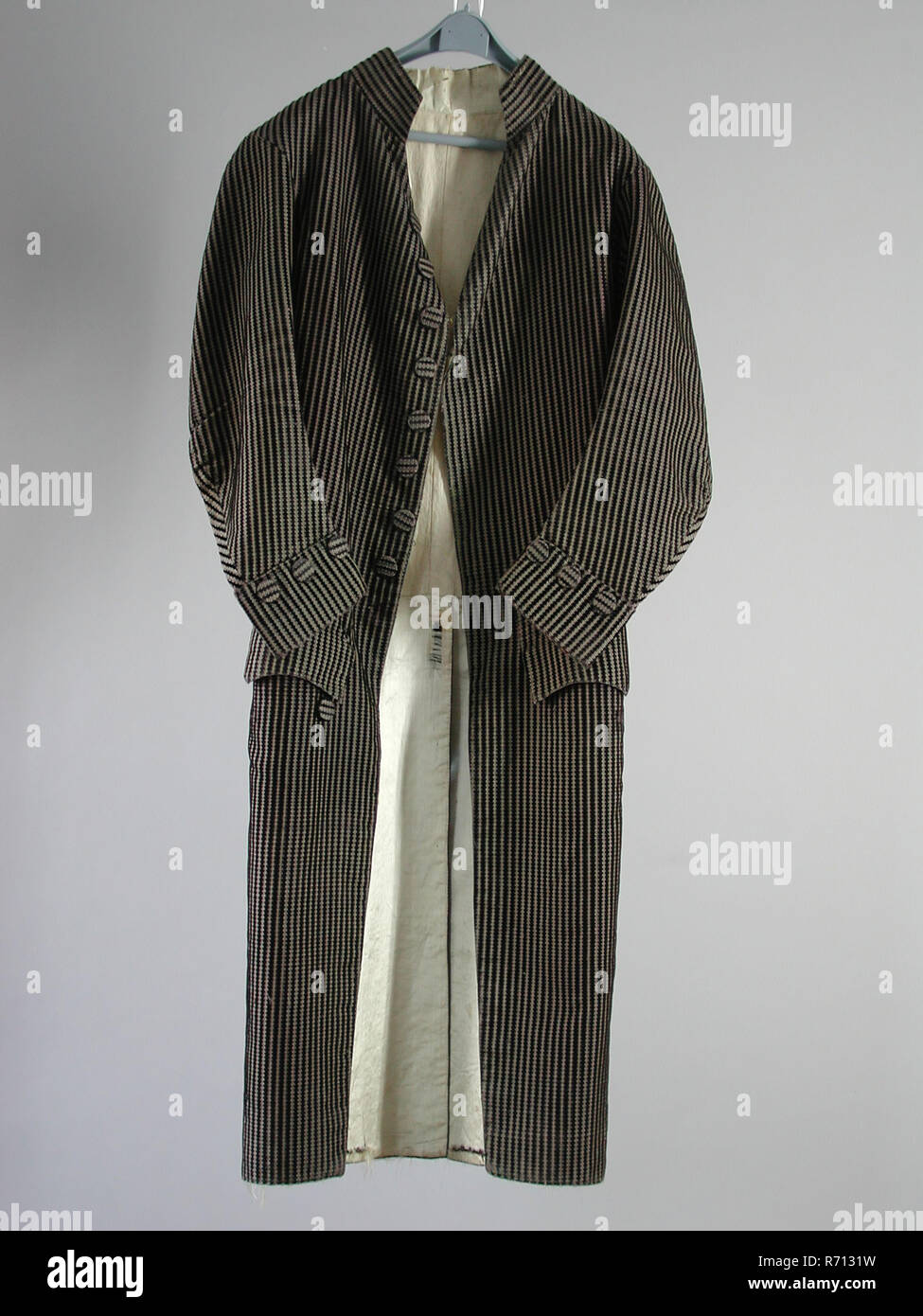Gli uomini la tuta, costituito da giacca e pantaloni corti di strisce di  colore nero-marrone in velluto e seta lilla, gonna cappotto Camicia  Pantaloncini Pantaloni tuta cappotti abbigliamento uomo abiti di raso