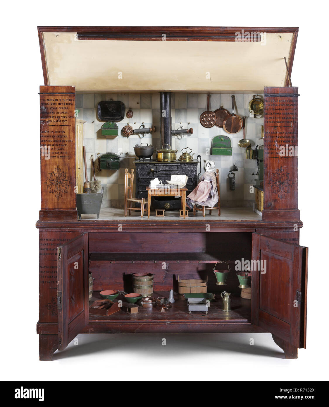 Te Poel, bambini cucina in legno per bambini, cupplate con cucina arredata come cucina, sotto due porte per utensili da cucina, a sinistra e a destra su pannelli di istruttivo di poesia, cucina mobili arredamento giocattolo modello rilassante legno metallo ottone di vernice di zinco, stampato verniciato di forma rettangolare allungata cucina posto sulla credenza marrone in gran parte anteriore aperta. A sinistra e a destra maniglia finestrino destro con croce dividendo. Tetto posteriore attorno al foro di passaggio del camino. Tetto anteriore su tutta la lunghezza incernierati plank anno incernierato sul tetto. Interno: muri e pavimenti di piastrelle in marmo e piastrelle pulsanti fo Foto Stock