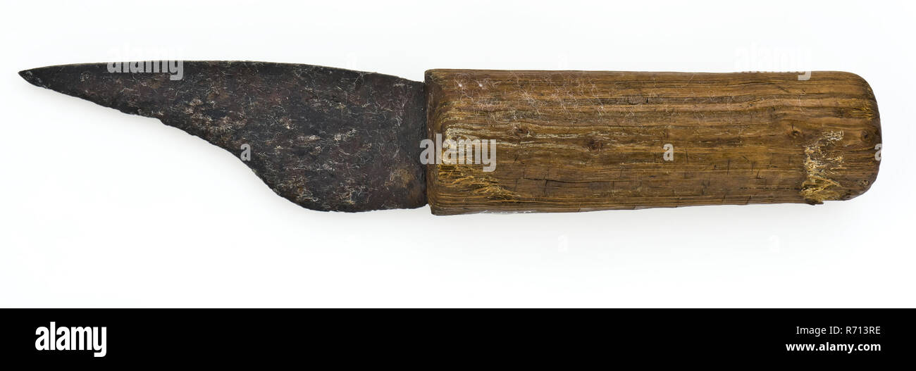 Coltello con manico in legno e ampio, corto, lama appuntita, coltello utensile di taglio trova terreno ferro legno metallo, archeologia Foto Stock