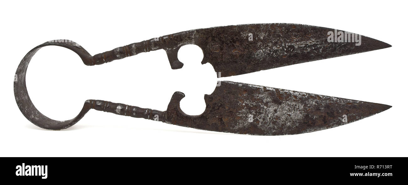 Pizzica fresa con due ampie, lame appuntite e occhio ovale, pizzico coltello di taglio a forbice di suolo attrezzo di trovare la parte metallica in ferro, ferro squeeze forbici con gambe decorate. Taglio curvo lame con tagliente diritto contrassegnati sulla lama di taglio, lettera stampigliata: D non è sicuro per il taglio di archeologia Foto Stock