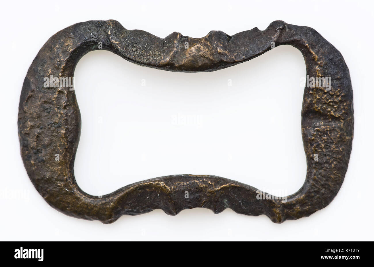 Fibbia con arco rettangolare con angoli arrotondati, sia in senso longitudinale, fibbia componente di fissaggio suolo trovare il rame metallico, archeologia Foto Stock