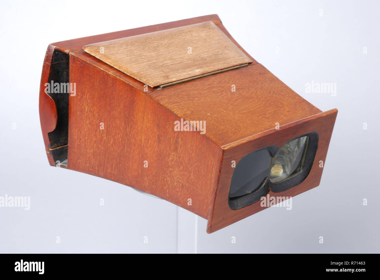 Rettangolare Visore stereo, noto anche come Brewster stereoscopio, mano stereoscopio stereoscopio legno di mogano vetro argento rame, rettangolare stereo viewer di legno verniciato presumibilmente mogano. La parte anteriore con le lenti cerniere. Sul retro è in vetro satinato con piastra di alloggiamento. Il portello di piegatura è servita come un riflettore ed è fatta di rame placcato in argento stereoscopia modello ottica brewster Foto Stock