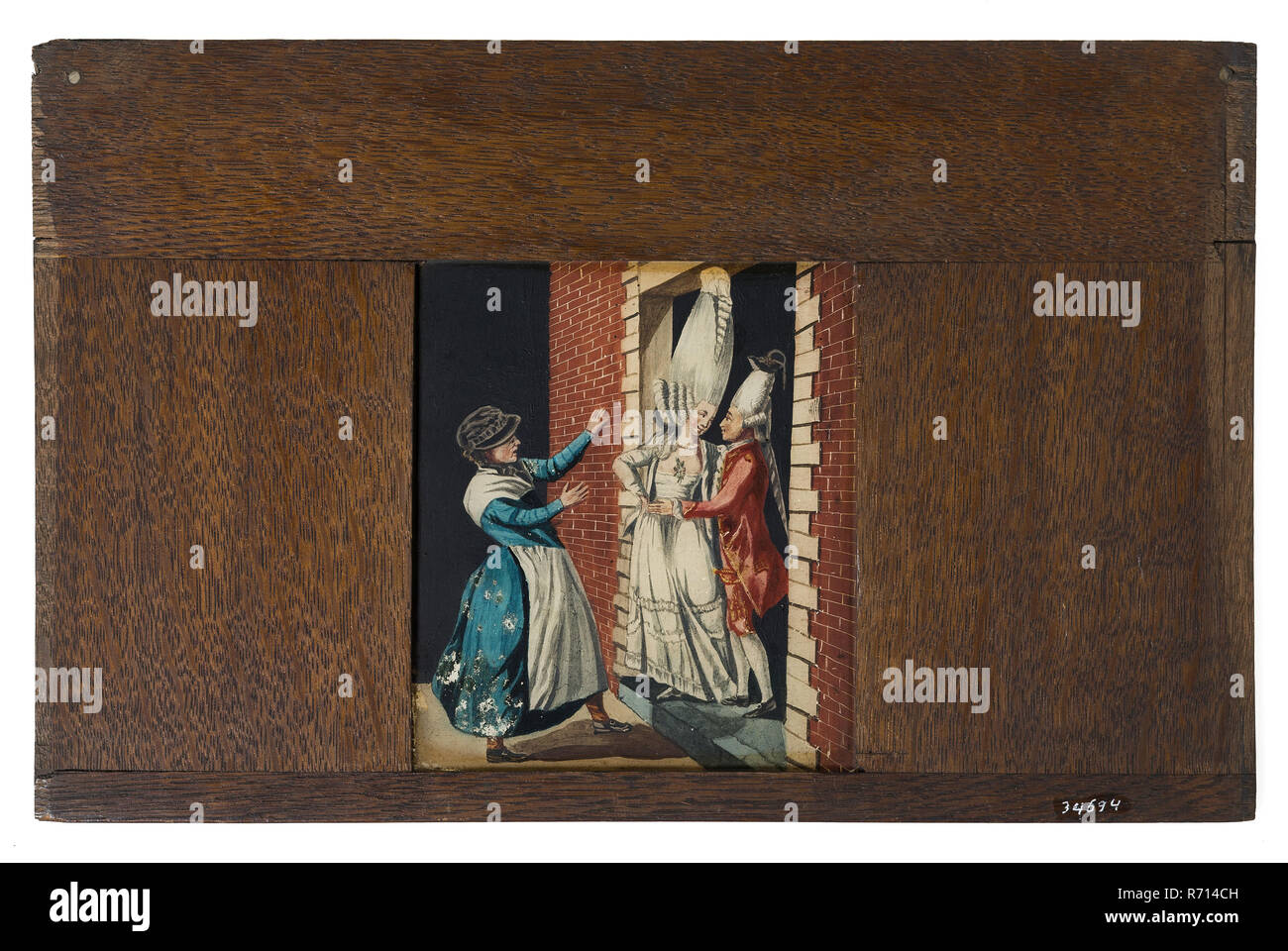 Dipinte a mano e lastra di vetro nel telaio di legno per cabinet di illuminazione, l'immagine di un uomo e di una donna con alta parrucca in porta, slideshelf slideshoot immagini vernice vetro legno gamba in legno di quercia, dimensioni) dipinte a mano a mano vetro verniciato per cabinet di illuminazione in ampia oak frame frame è ringiovanito sui lati e mostra l'usura e lo scolorimento: le piastre sono stati spinti in un armadio di illuminazione dall'alto. Sul retro a sinistra e a destra sopra due gambe di piccoli punti di fissaggio per il cabinet di illuminazione. Immagine di ogni altro corteggiare l uomo e la donna nella porta. La parrucca della donna è così elevato che si rischia di colpire Foto Stock