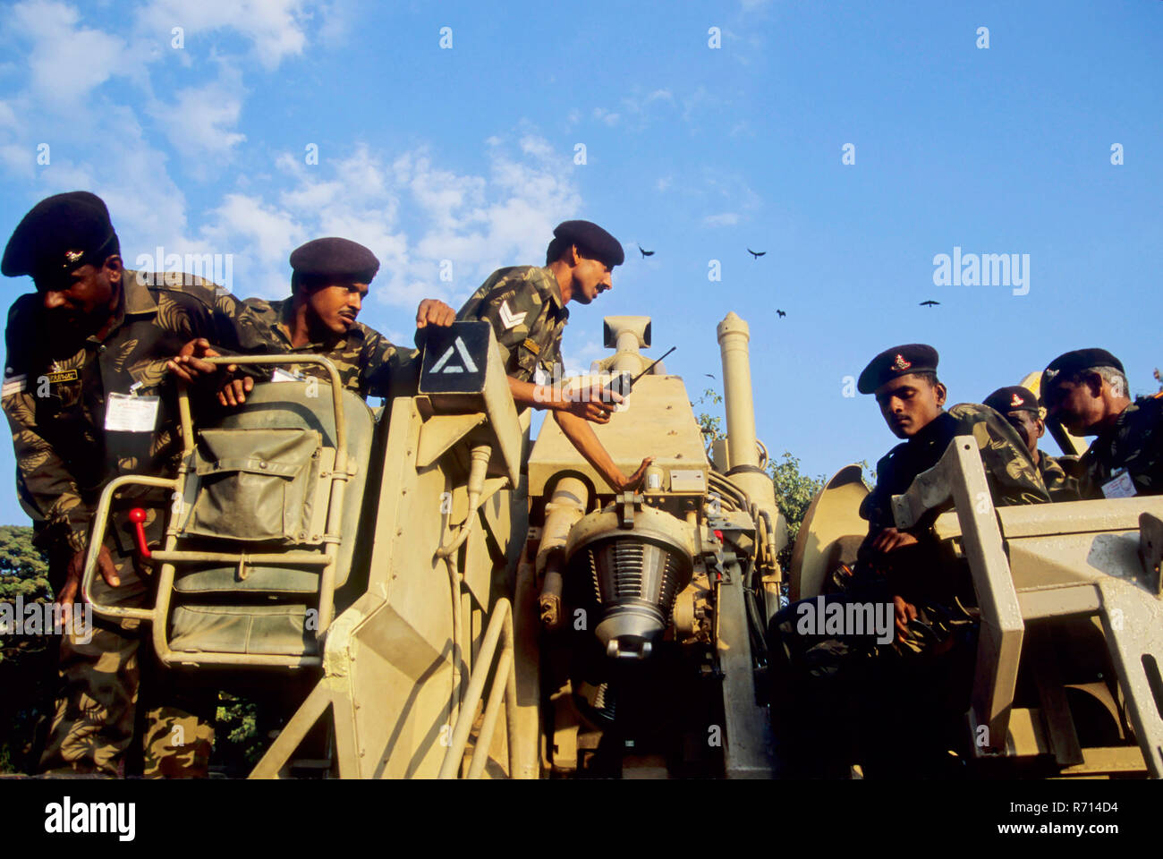 Vista del soldato dell'esercito utilizzando bofors serbatoio, India Foto Stock