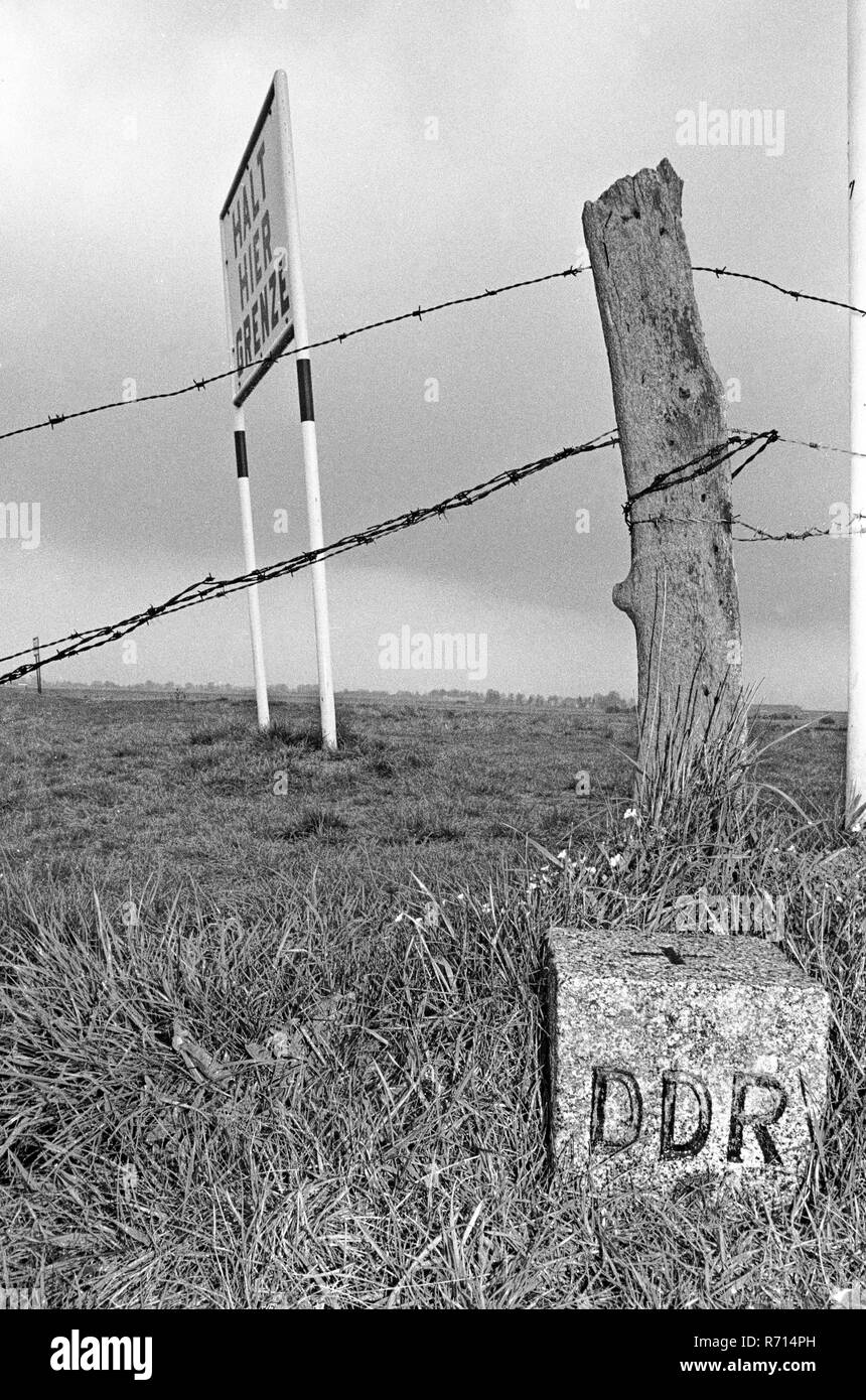Aprire il confine tra Est e Germania ovest sulla costa baltica, Travemünde e Pötenitz, dopo la riunificazione tedesca, pietra di confine Foto Stock