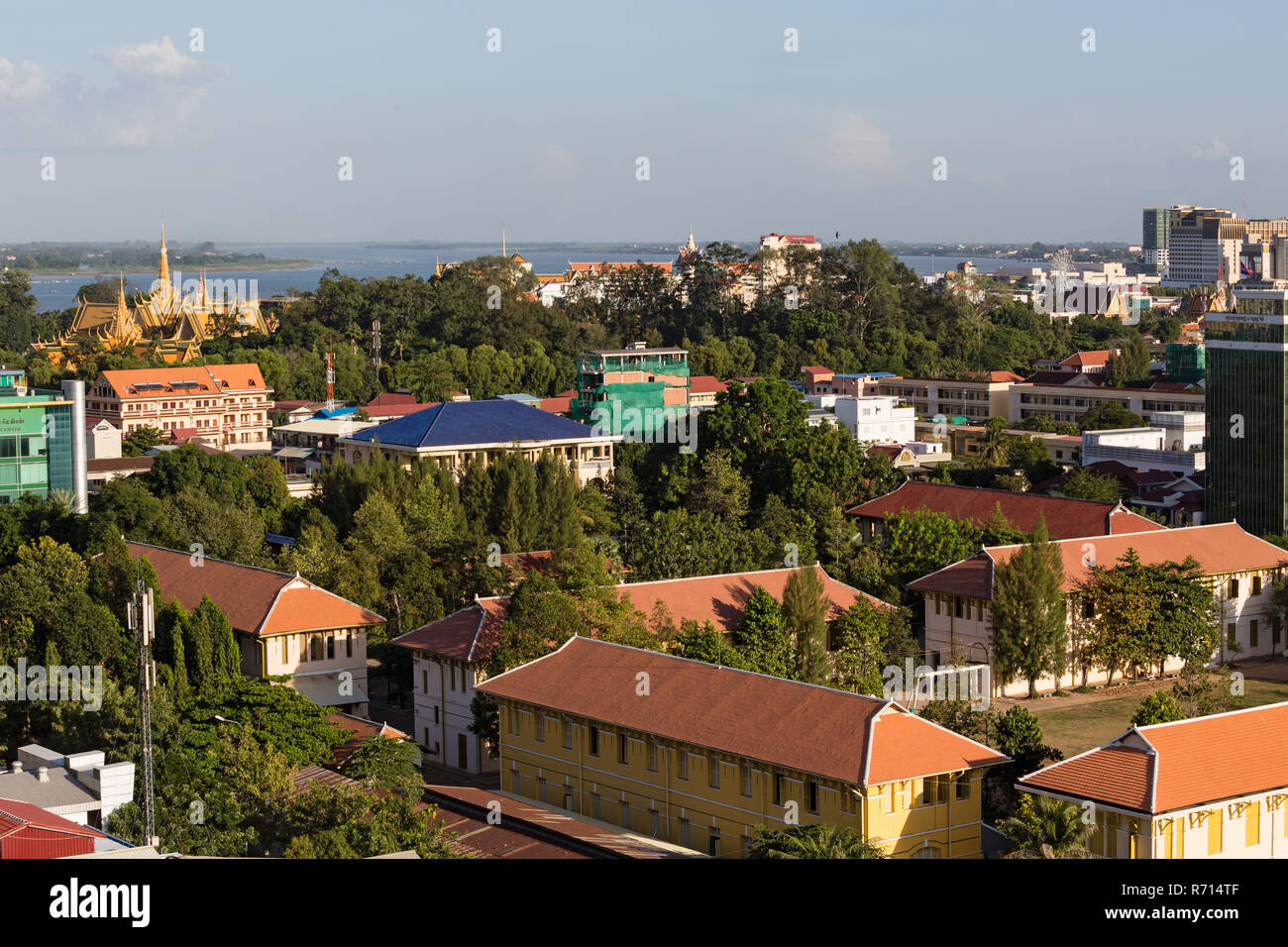 Vista sul Palazzo Reale, il fiume Tonle Sap e il Mekong, Sisovat College, cityscape, Phnom Penh Cambogia Foto Stock