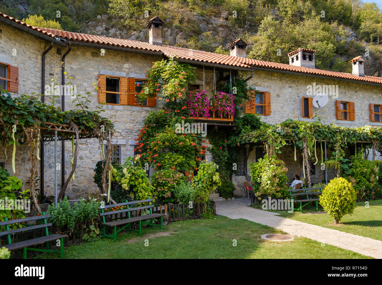 Il cortile del Monastero di Moraca, vicino Kolasin, Montenegro Foto Stock