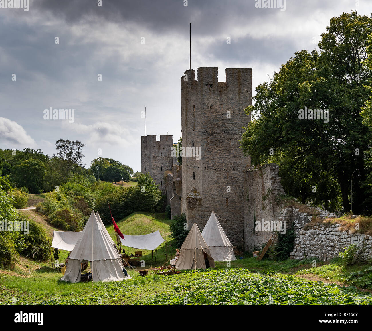Tenda camp, la settimana medievale, mura medievali della città con torri difensive, Sito Patrimonio Mondiale dell'Unesco, Visby, isola di Gotland, Svezia Foto Stock