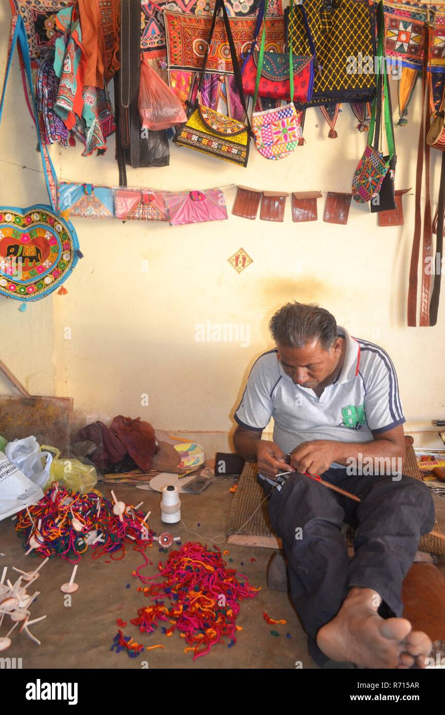Un uomo che fa a mano di calzature in pelle/Kutch/Gujarat/India Foto Stock
