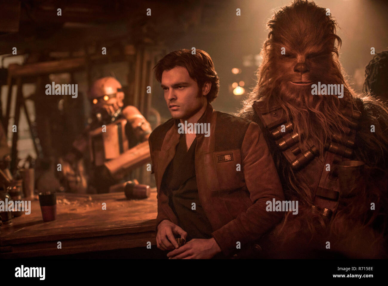Data di rilascio: maggio 25, 2018 Titolo: solista: una Star Wars Storia STUDIO: Lucasfilm Regia: Ron Howard trama: durante un'avventura nel sottobosco criminale, Han Solo incontra i suoi futuri co-pilota Chewbecca e incontra Lando Calrissian anni prima di unirsi alla ribellione. STARRING: ALDEN EHRENREICH, Woody Harrelson, Emilia Clarke. (Credito Immagine: © Lucasfilm/Entertainment Immagini) Foto Stock