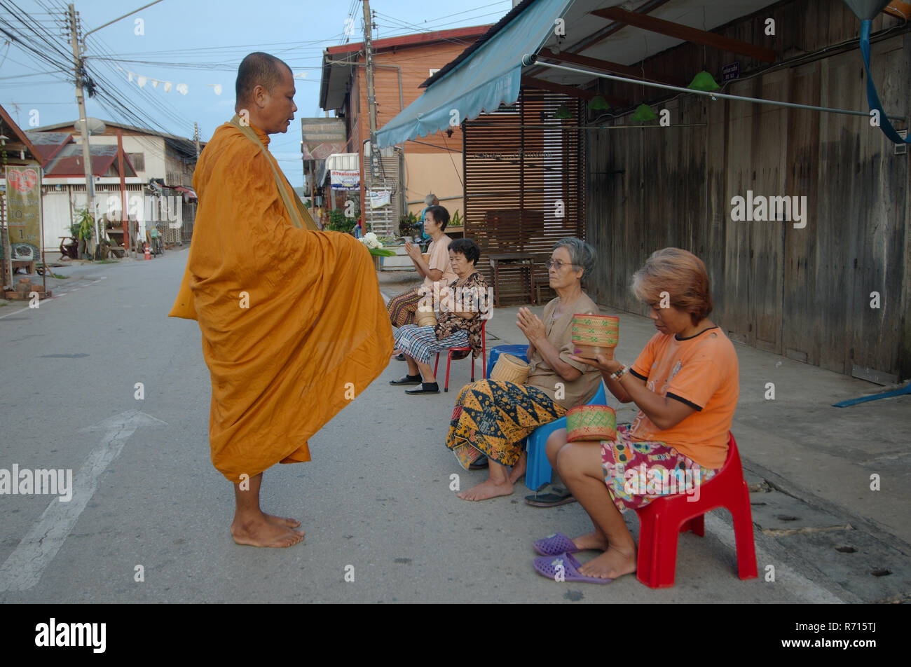 Chiang Khan donne offrono alms a Monaco, Loei provincia, Thailandia Foto Stock