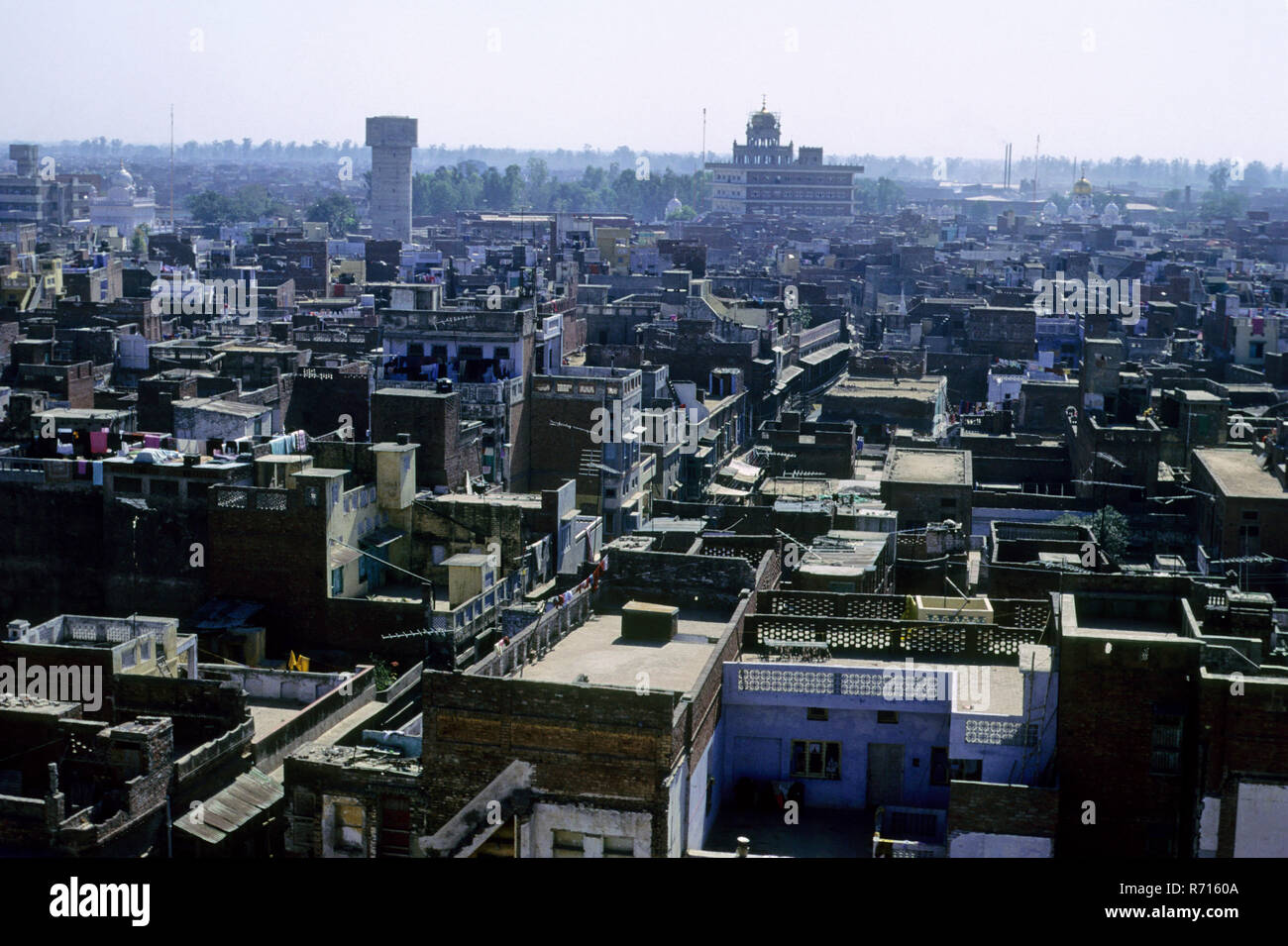 Vista aerea della città dalla torre di Baba Atal, Amritsar Punjab, India Foto Stock