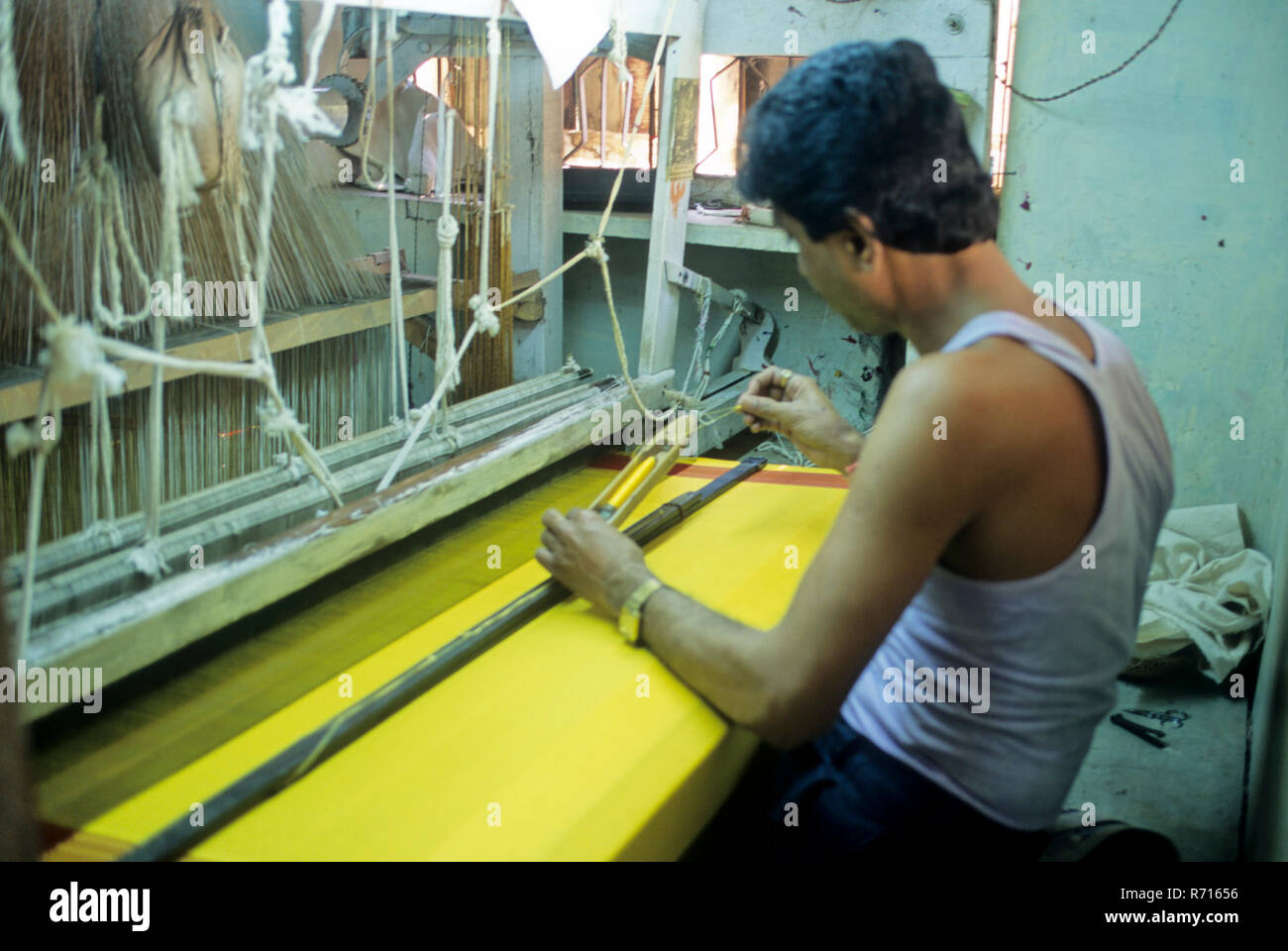 Artigiani utilizzando fili di seta per la tessitura paithani saree, paithan, Maharashtra, India Foto Stock