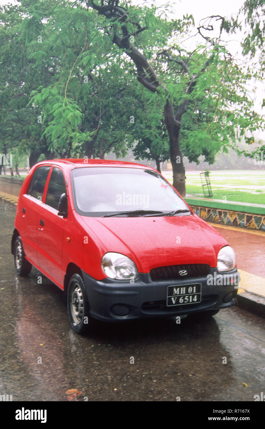 Veicoli automobili, Santro auto rossa hyundai al Parco Shivaji, Mumbai Bombay, Maharashtra, India Foto Stock