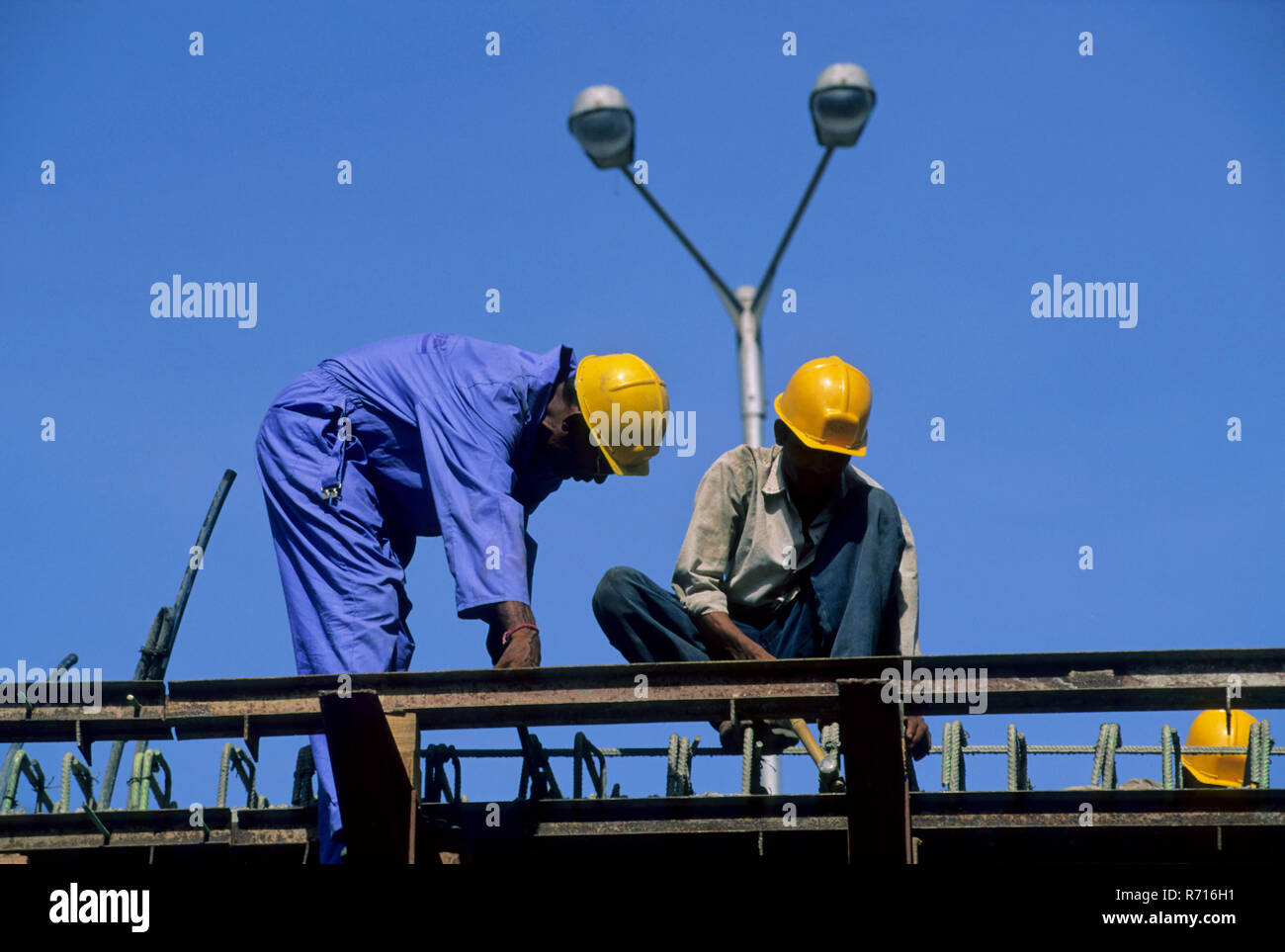 Gli uomini la costruzione di volare oltre a worli, Mumbai Bombay, Maharashtra, India Foto Stock