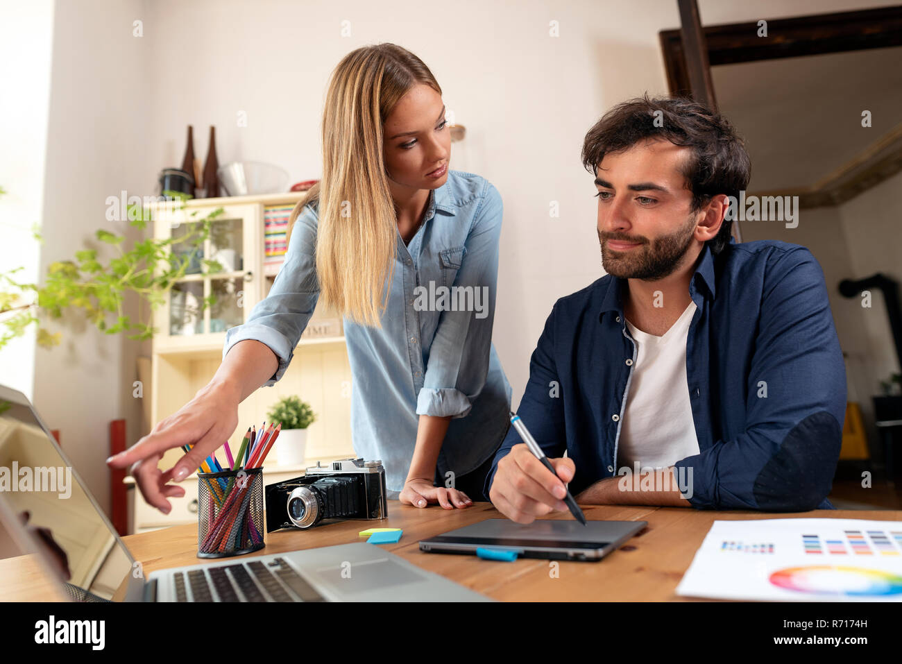 Graphic Designer che lavorano sul progetto. Paio di freelance che lavorano a casa. Foto Stock