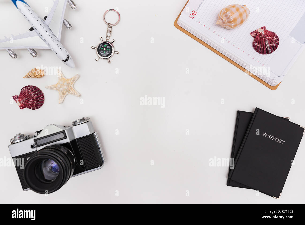 Estate accessori da viaggio su sfondo bianco. Pianificazione del viaggio top view concept Foto Stock