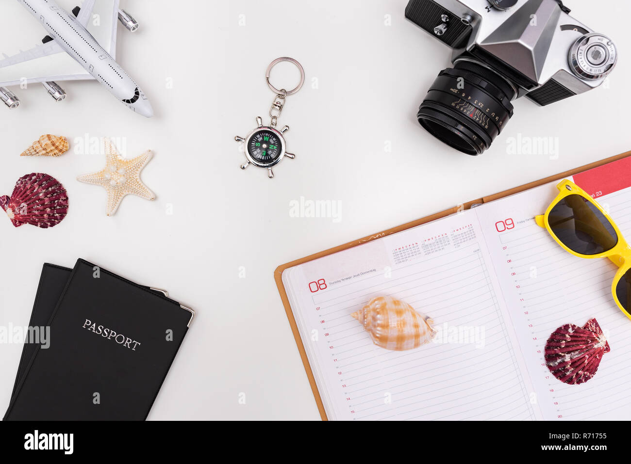 Estate accessori da viaggio su sfondo bianco. Pianificazione del viaggio top view concept Foto Stock