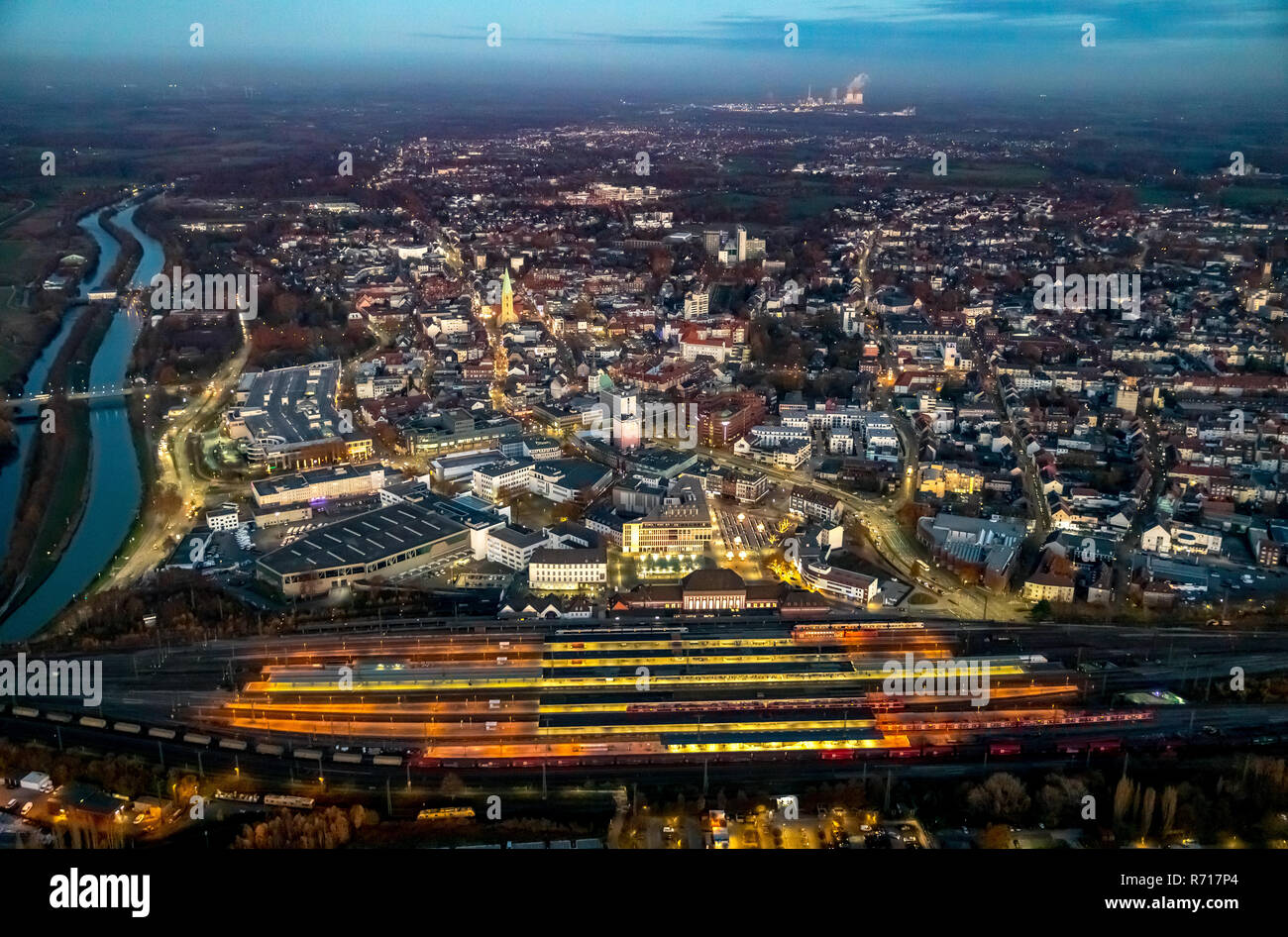 Vista aerea, centro città, crepuscolo con la stazione centrale di Hamm, la zona della Ruhr, Renania settentrionale-Vestfalia, Tedesco Foto Stock