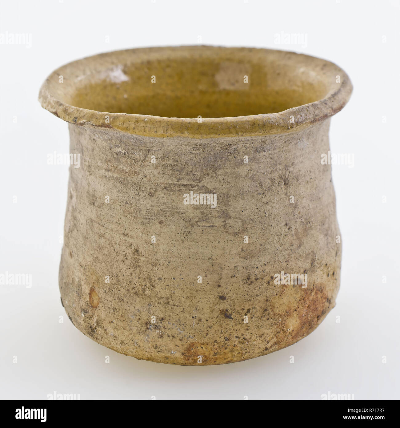 Ceramiche vaso di unguento bianco, Shard, internamente giallo satinato, unguento jar porta pot suolo trovare ceramica smalto terracotta smalto di piombo, mano rivolta smaltate in ceramica cotta unguento bianco vasetto interno smaltati di colore giallo sul supporto. Rastremata verso il basso con restringimento sul piede archeologia sanitari in ceramica indigena pharmacy store vendono artigianato Foto Stock