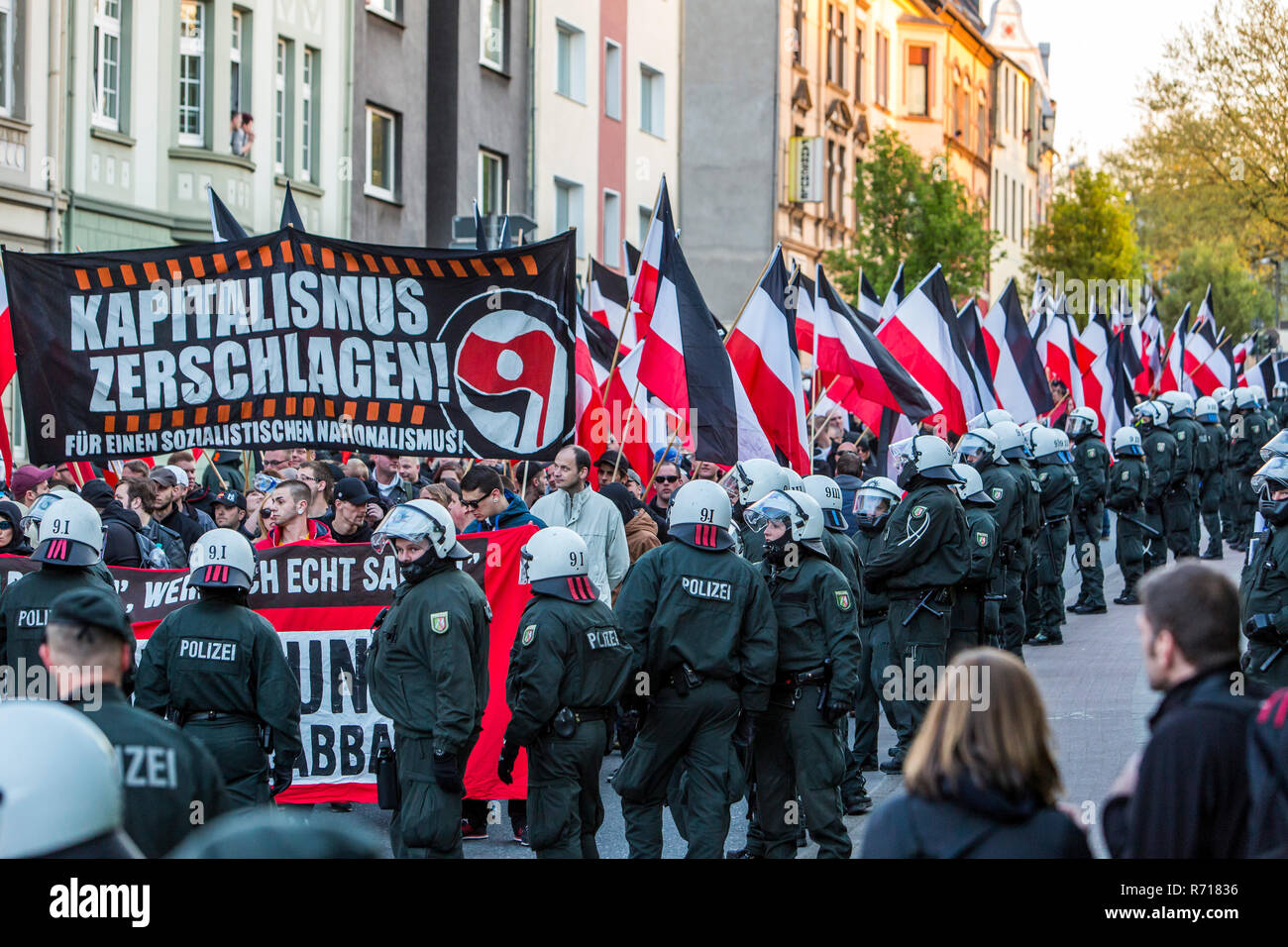 Polizia, dimostrazione, lontano-partito di destra, Essen, 1 maggio 2015, Deutsches Reich bandiera, impero tedesco, Essen Foto Stock