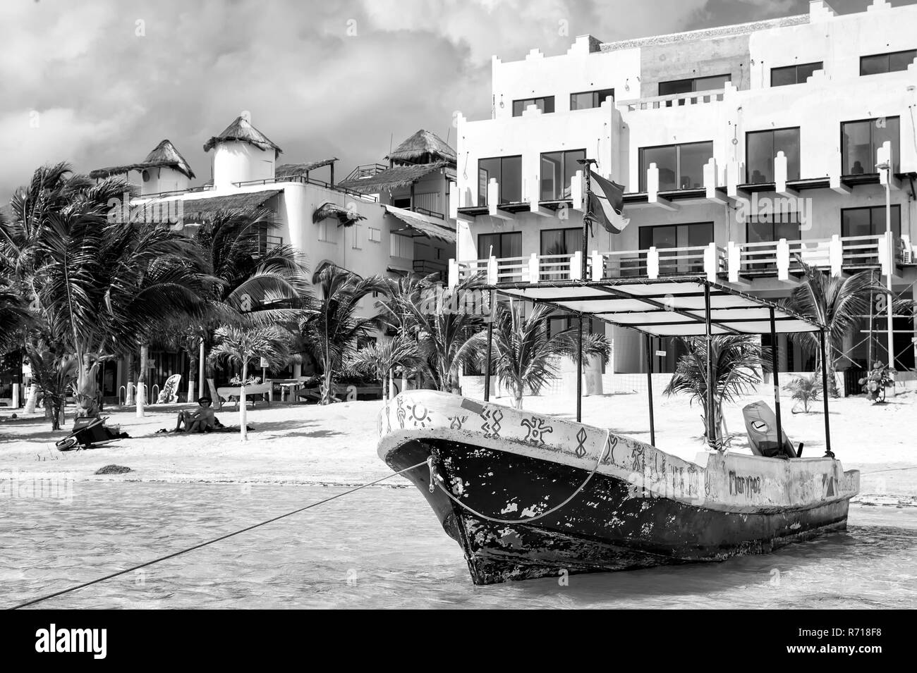 Costa Maya, Messico - 01 Febbraio 2016: nave con bandiera sulla spiaggia tropicale sul mare cristallino o acqua oceanica, sabbia bianca, verde delle palme, località turistica sulla giornata di sole. Le vacanze estive, il concetto di viaggio Foto Stock