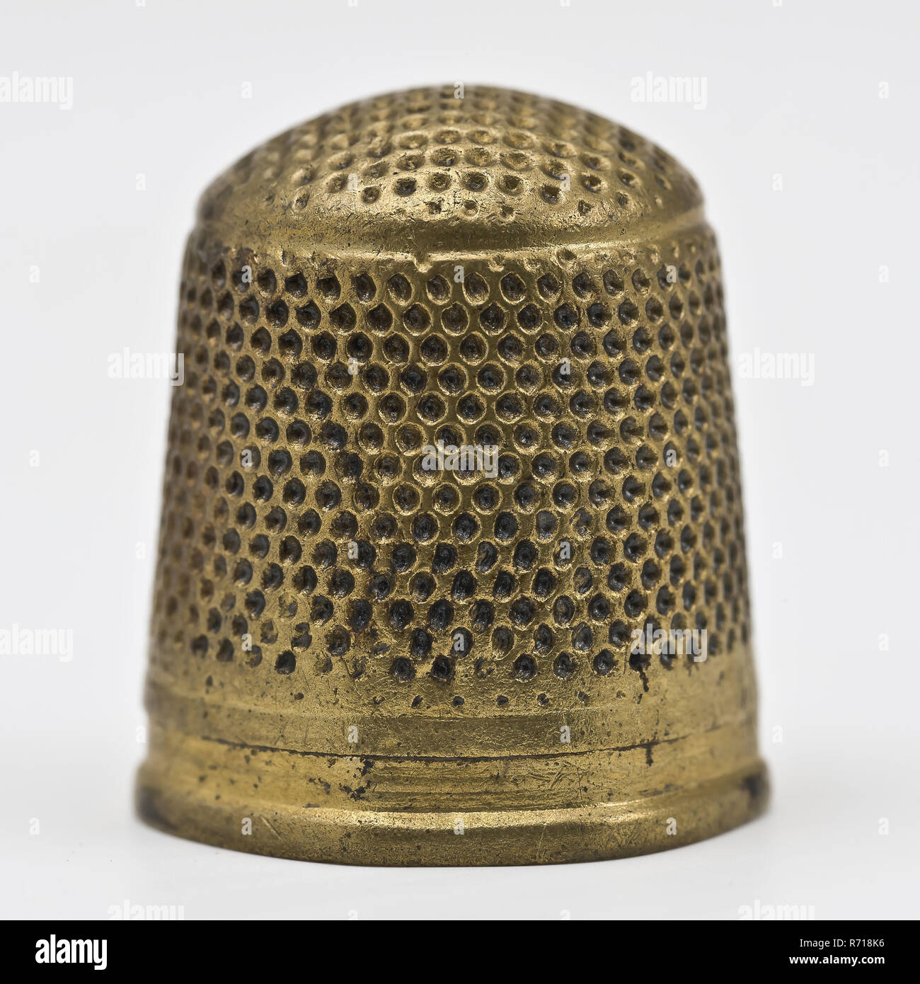 Rame ditale stampato con disegno a grata sulla parte superiore, ditale kit da cucito trovare terreno il rame metallico, cast rame ditale stampato con pozzetti quadrati in linea sulla parte superiore con disegno a grata con scanalatura come transizione verso l'albero con fine box con punzone ruota attaccata e con la fila inferiore di TV box e blank board con due scanalature archeologia Rotterdam Kralingen-Crooswijk Kralingsche Bos Kralingse Plas sarta cucito su misura di elaborazione di tessile abbigliamento ago e filo di riparazione scoperta del suolo: raccolti nel 1972 al Kralingse Plas da spruzzare dragare: metal detector trova e vista trova. Foto Stock