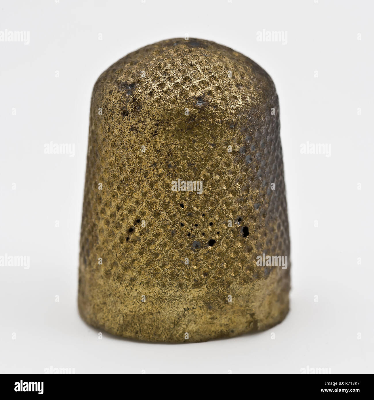 Rame ditale stampato con disegno a grata, ditale kit da cucito trovare terreno il rame metallico, cast rame ditale stampato con pozzetti quadrati in linee sulla parte superiore con disegno a grata con scanalatura come transizione verso l'albero con fosse equipaggiato con ruote e punzone blank board con due scanalature archeologia Rotterdam Kralingen-Crooswijk Kralingsche Bos Kralingse Plas sarta cucito su misura di elaborazione di tessile abbigliamento ago e filo di riparazione scoperta del suolo: raccolti nel 1972 al Kralingse Plas da spruzzare dragare: metal detector trova e vista trova. Foto Stock