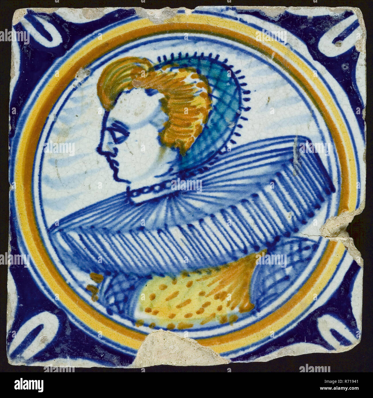 La figura piastrella, multicolore, blu, giallo, marrone, verde; ritratto donna con collare di macina in cerchio band, parete piastrelle Piastrelle suolo scultura trovare ceramica smalto di terracotta, cotta 2x smaltata dipinta di giallo shard bordi obliqui bordo destro extra storto. Tirare blu blu marrone giallo tenue verde-turchese figura decor ritratto Ritratto di dama e profilo a sinistra con grande collare di macina archeologia il centro città di Rotterdam Stadsdriehoek Hoogstraat Seconda Guerra Mondiale la guerra di detriti scoperta del suolo da detriti dopo i bombardamenti del maggio 1940: Hoogstraat Rotterdam. Foto Stock