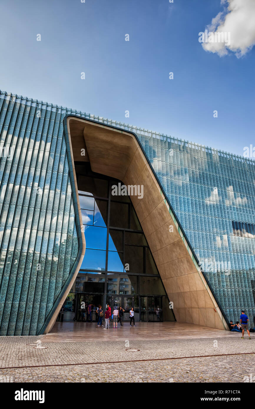Polonia - Varsavia, contemporanea facciata di vetro, architettura moderna del POLIN Museo di Storia di ebrei polacchi Foto Stock