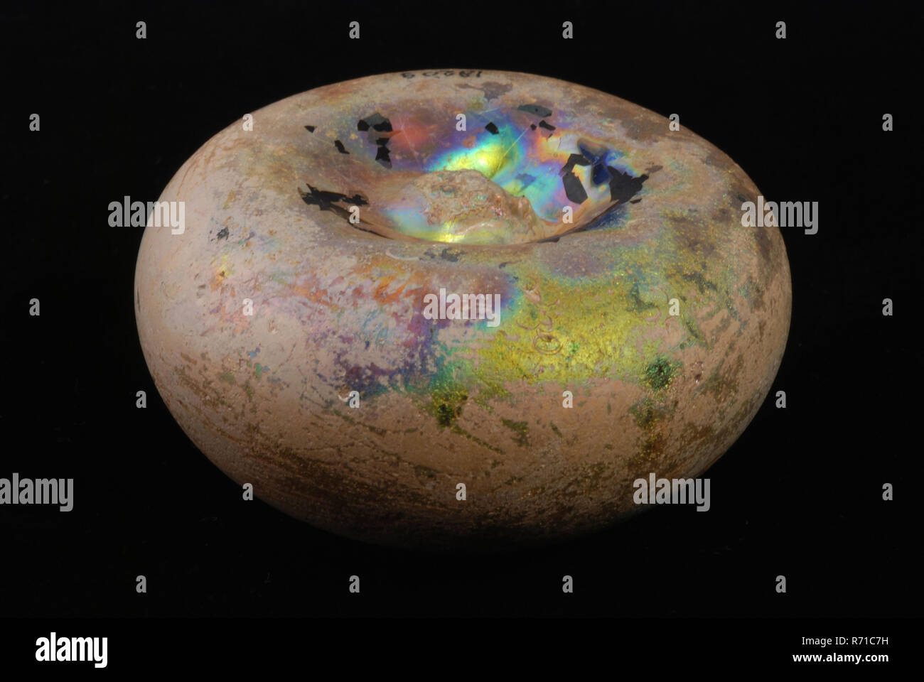 Servizio stireria vetro, ferro pin trovata del suolo, vetro soffiato libero e formata a stirare in vetro (anche: vetro satinato o vetro piano) solida sfera di vetro con circa il vetro pressato massa archeologia pontilark Foto Stock