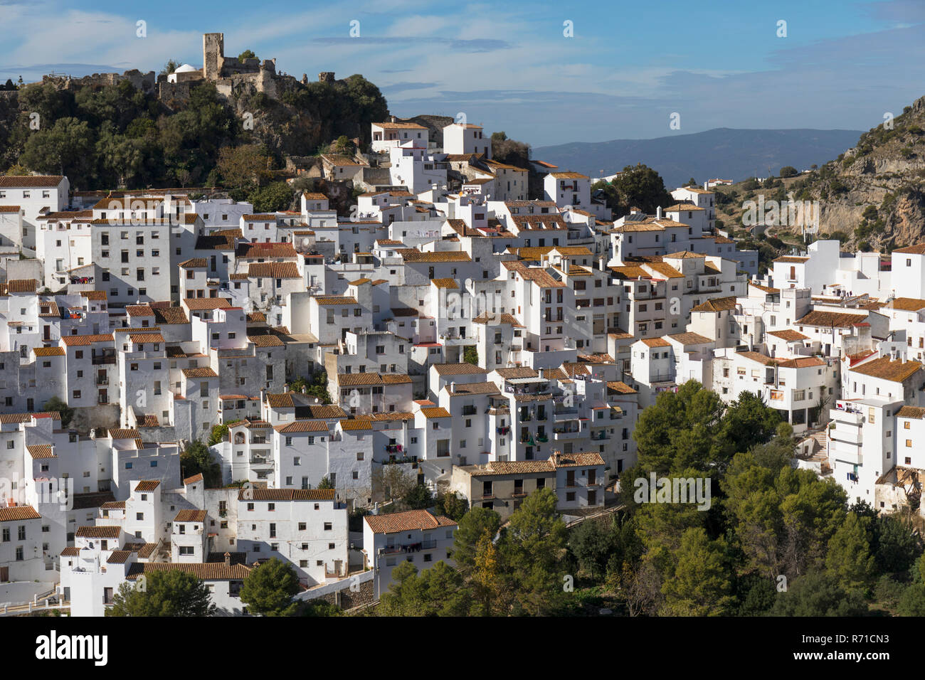 Casares, provincia di Malaga, Andalusia, Spagna meridionale. Iconico bianco-lavato Mountain Village. Popolari escursioni terrestri da Costa del Sol. Foto Stock