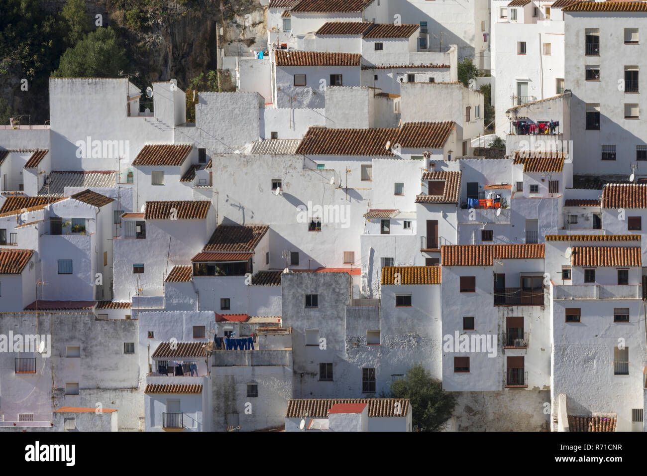 Casares, provincia di Malaga, Andalusia, Spagna meridionale. Iconico bianco-lavato Mountain Village. Popolari escursioni terrestri da Costa del Sol. Foto Stock