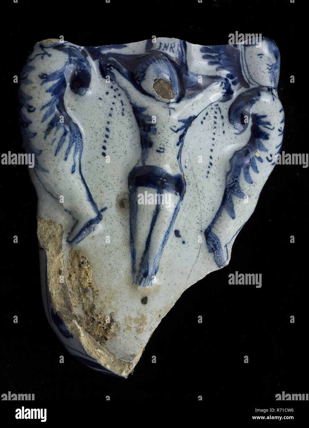 Parte di faience acqua santa, blu su bianco con Cristo sulla croce, affiancato da angeli, acqua santa contenitore vaso liturgico canna terreno reperti di ceramica smalto terracotta smalto stagno, INRI archeologia religione la Bibbia Gesù Cristo Foto Stock