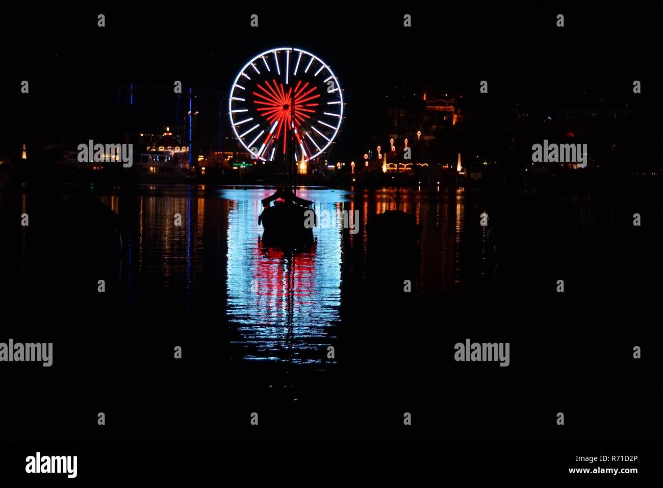 Lucerna di notte, ruota panoramica illuminata come un cuore rosso. Foto Stock