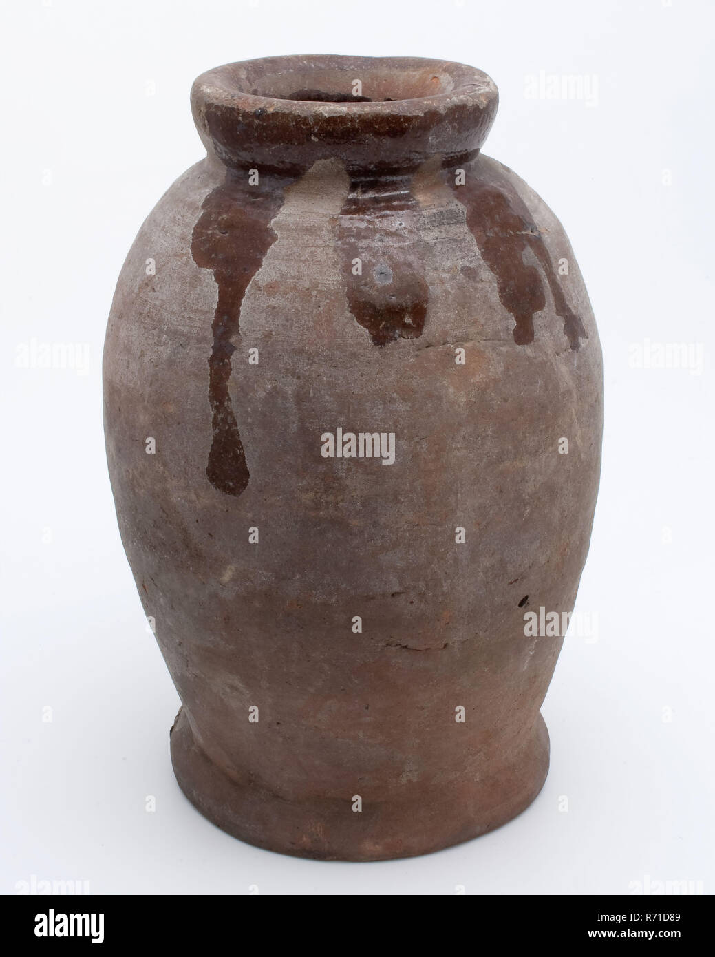 Vaso in ceramica su supporto, balaustra forma, utilizzati nell'industria dello zucchero, zucchero pot pot titolare trovare terreno terracotta ceramica smalto smalto di piombo, girato a mano cotto smaltato in ceramica pentola su cavalletto. Balaustra di forma rotonda con la spalla e il collo stretto l'apertura. Spessore bordo collo con usura all'interno dell'Imbuto di terracotta che ha resistito alla pentola. Torniture sfocata. Red shard vetrate interne qui coni di zucchero sono stati realizzati archeologia terracotta indigeni dolciumi a base di zucchero industria dello zucchero Foto Stock